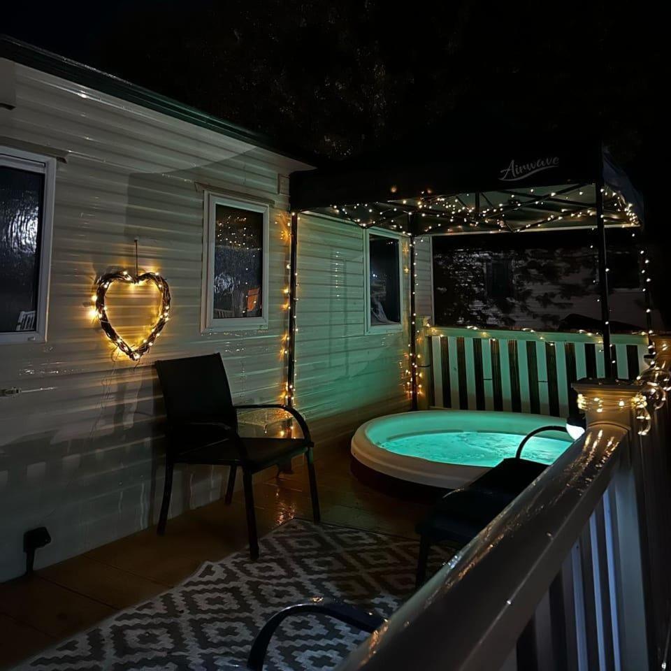 Tattershall Lakes Hot Tub Lodge Breaks Экстерьер фото